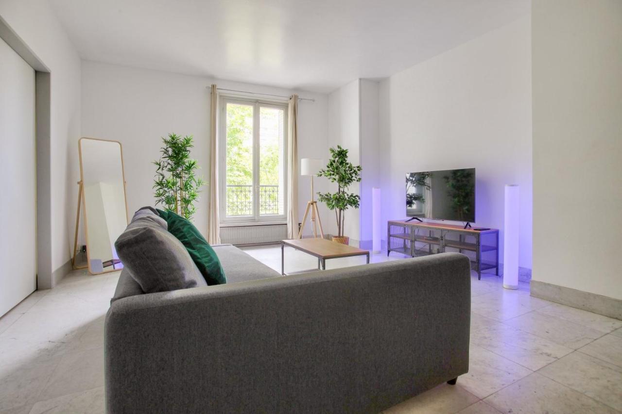 2 Bedrooms Tour Eiffel Rapp Paris Luaran gambar